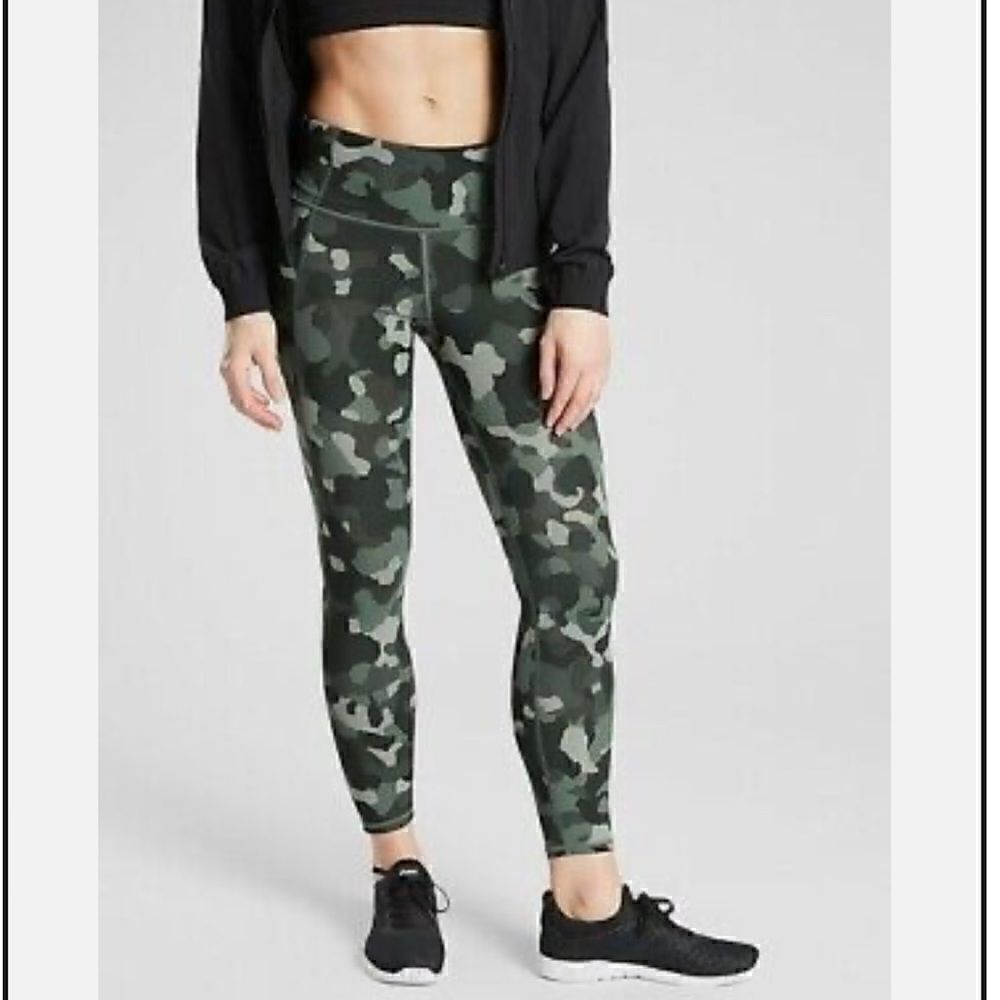 Athleta Lightning Camo 7/8 Tight in Supersonic